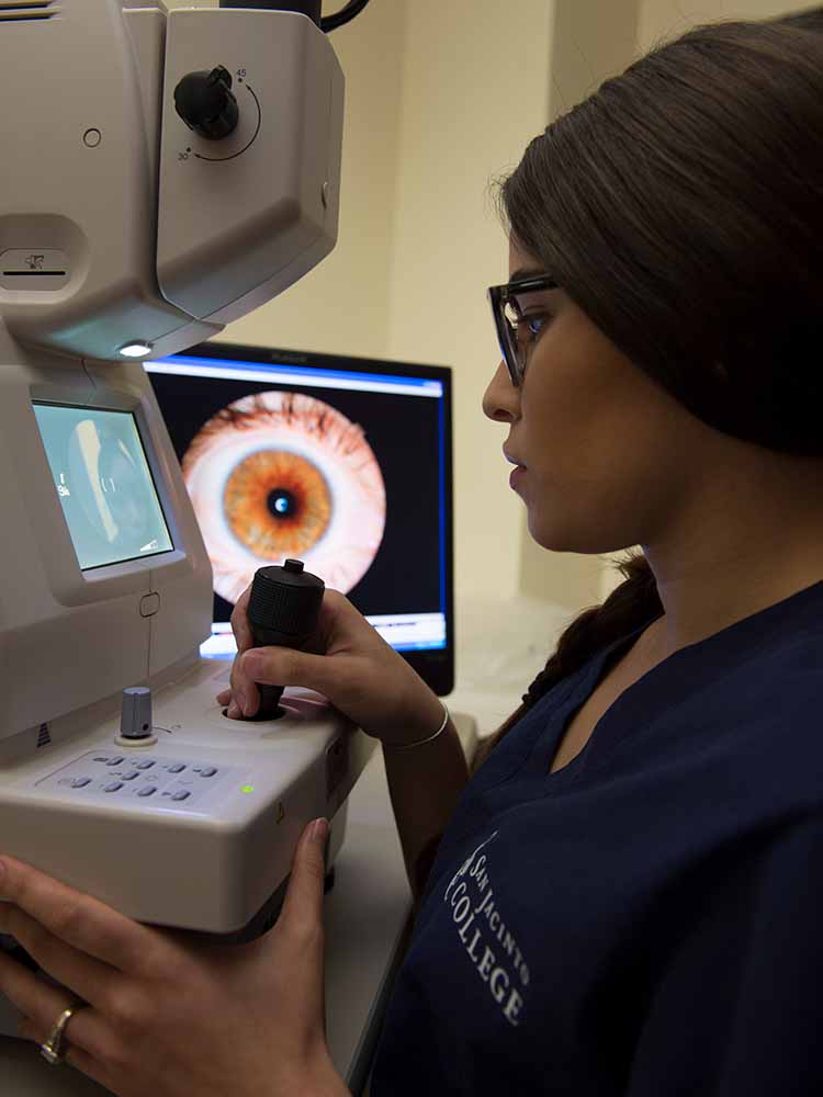 eye care tech diagnosing patients eye condition
